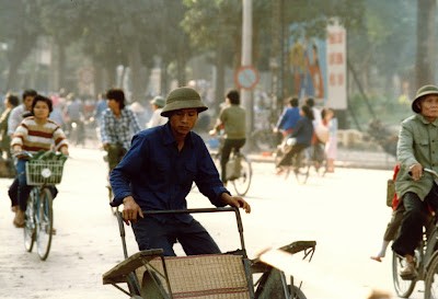 Xe đạp, xích lô là những phương tiện phổ tiến trên đường phố Hà Nội thời kỳ đó.
